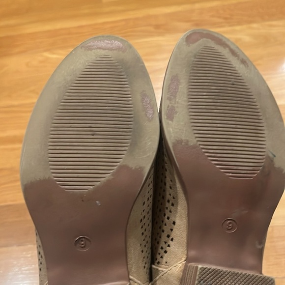 Restricted women’s tan suede heel ankle boots size 9 . - Picture 10 of 11